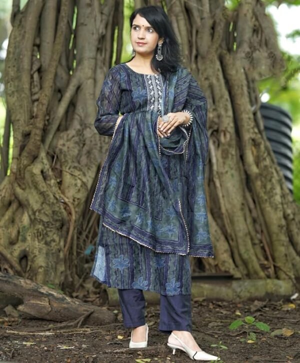 Vaamsi Women’s Rayon Kurti & Dupatta - Image 3